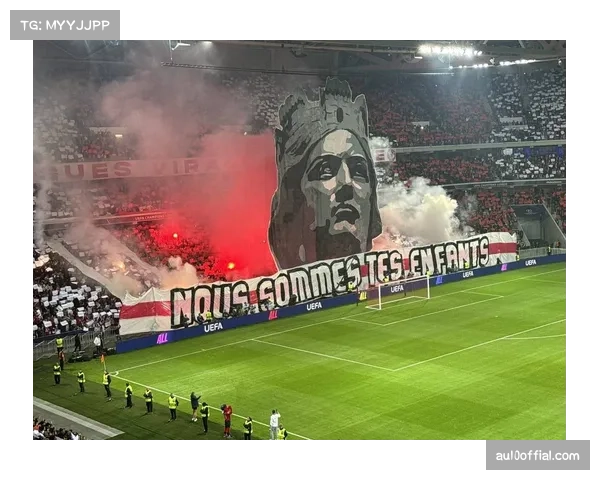 法兰克福球迷看台展示巨型TIFO，致敬球队125周年历史